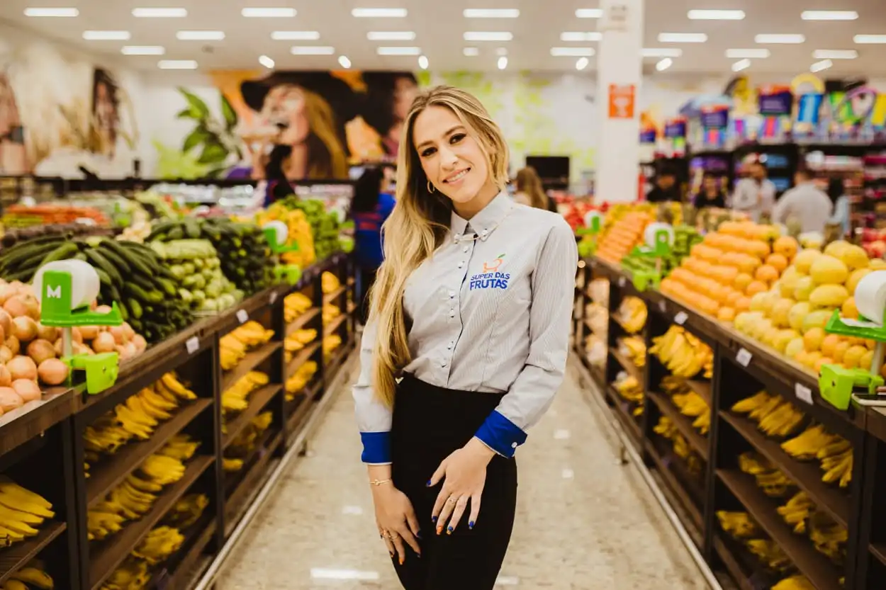 Gabriele Salvetti, da Super das Frutas, no corredor do supermercado